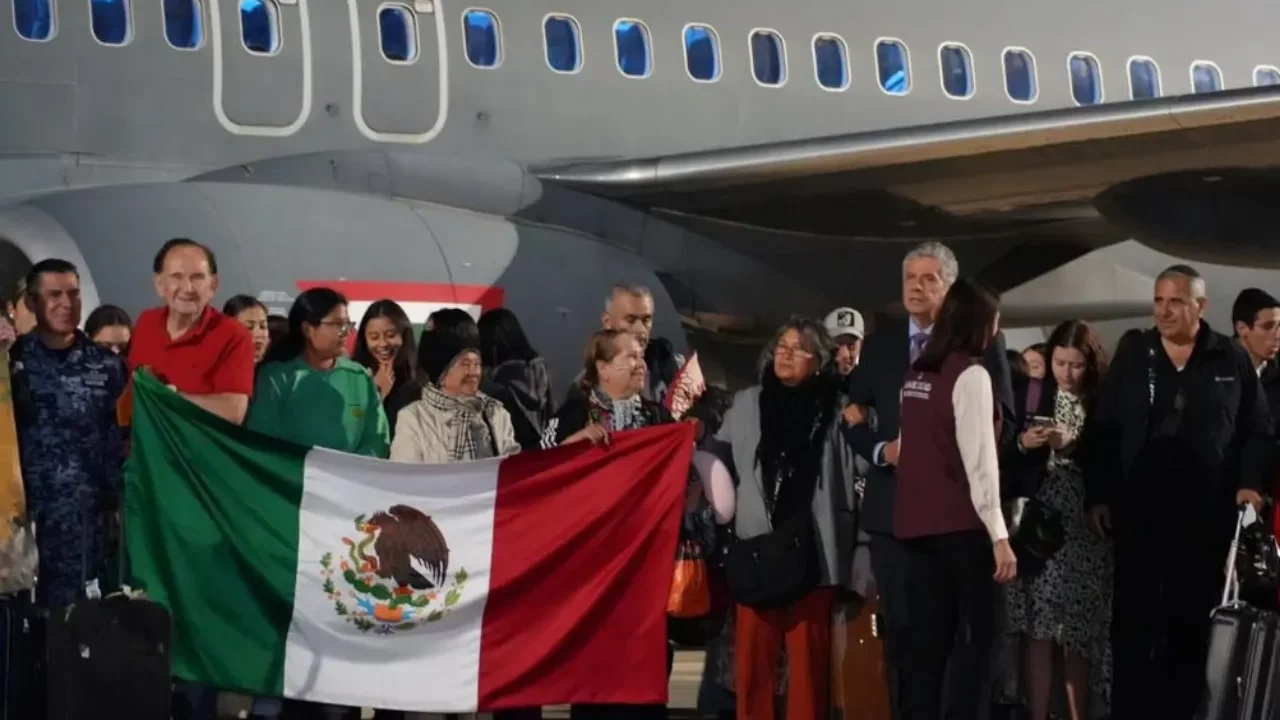 México recibe dos vuelos con 287 connacionales en total repatriados desde Israel