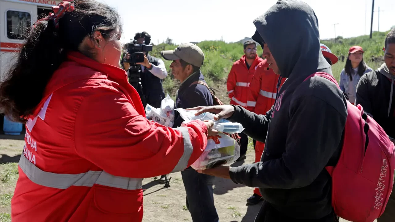 Migrantes en México caen en estafas de hasta 20,000 dólares ante fallas de app de EU