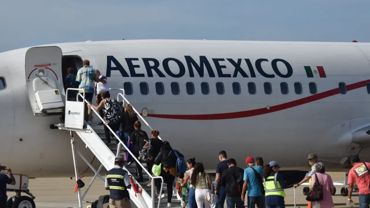 Continúa puente aéreo para evacuar a personas de Acapulco