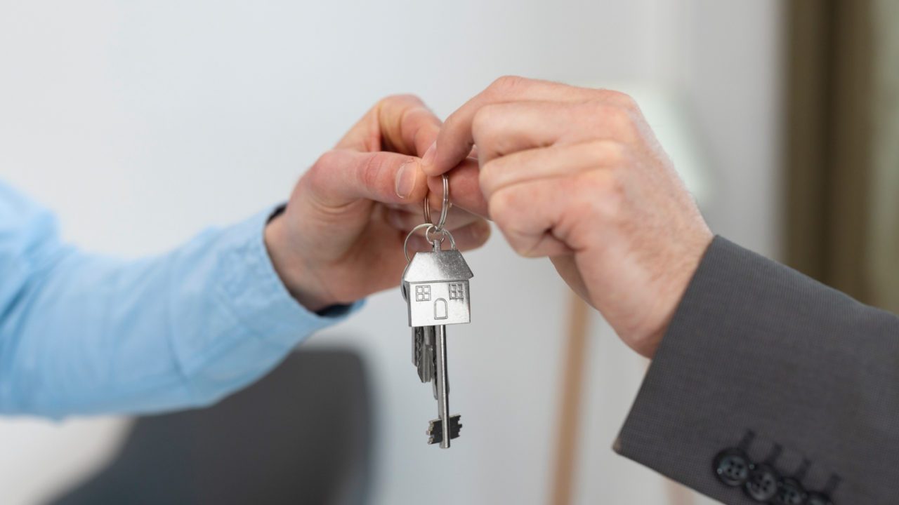 Esto debes considerar para comprar una casa y vivir de tus rentas