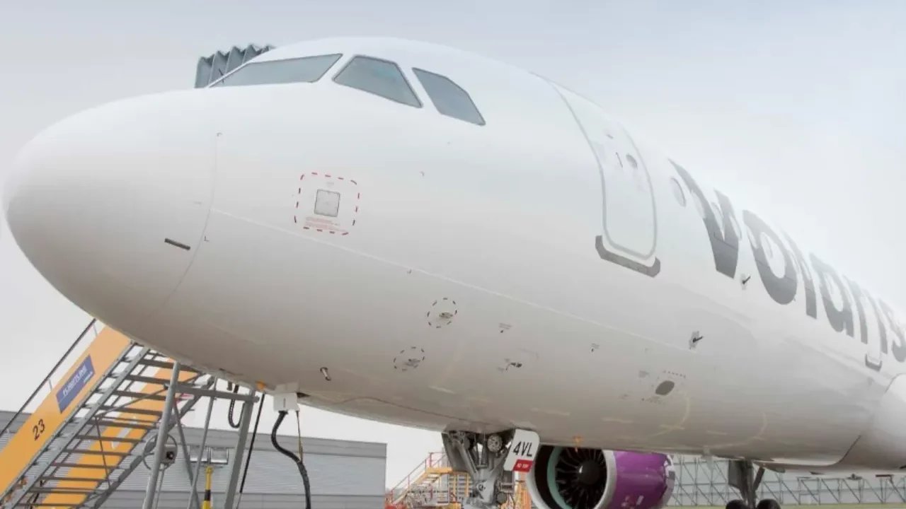 FGR abre investigación contra pasajero que intentó desviar vuelo de Volaris