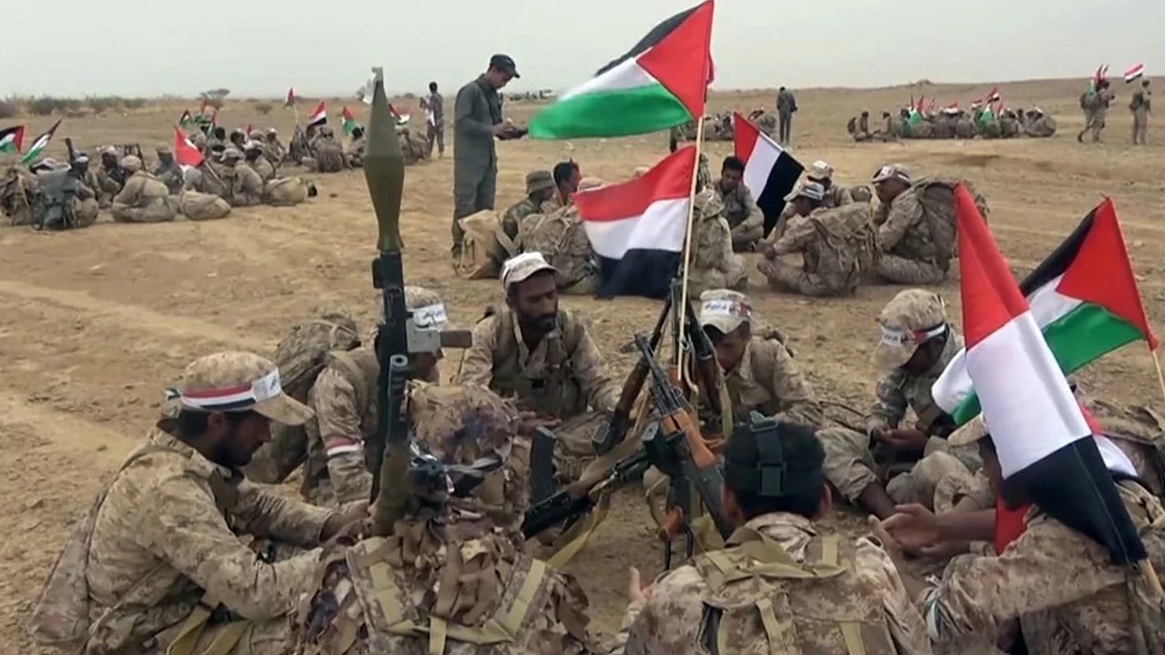 Un buque comercial sufre daños tras ser atacado con misiles frente a la costa de Yemen