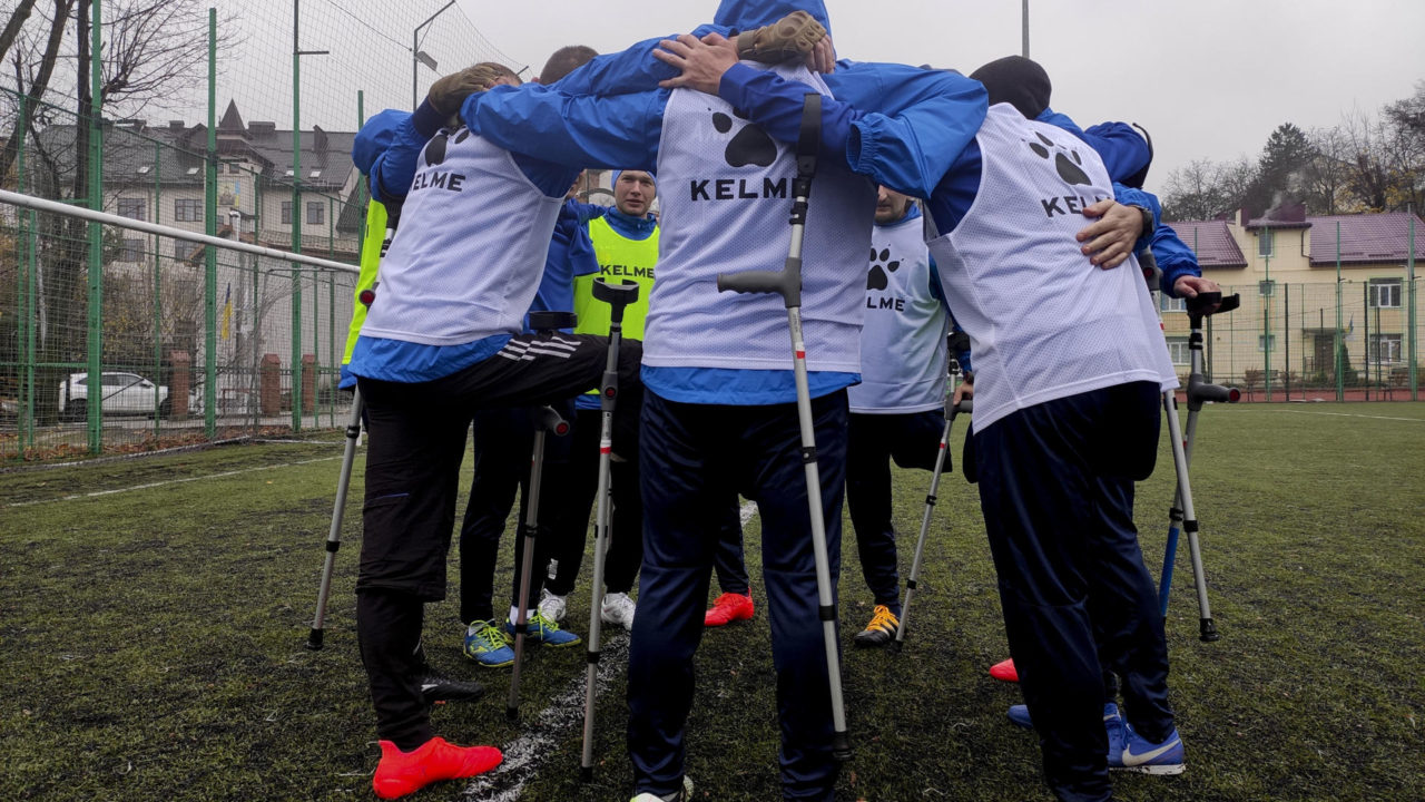 Soldados ucranianos amputados juegan al futbol para superar el trauma de la guerra