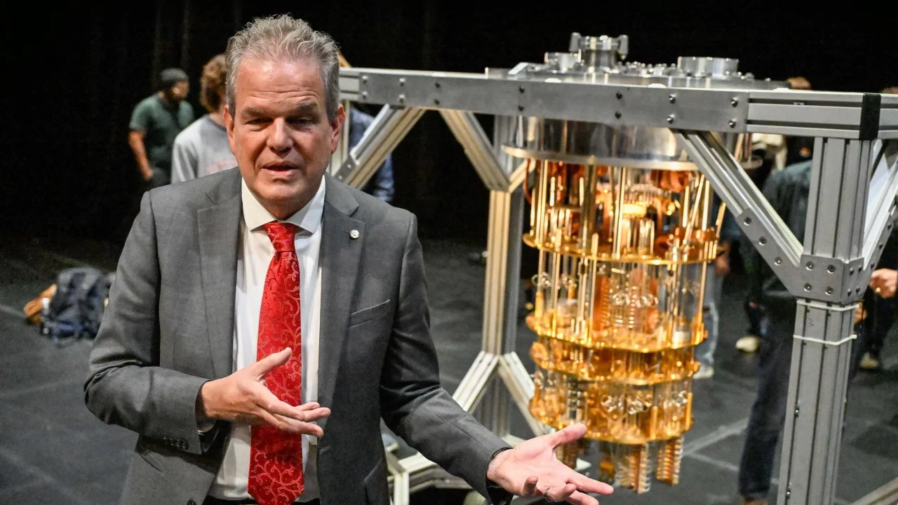 Este cofundador de Nvidia podría haber valido 70,000 mdd; no obstante, vive fuera de la red
