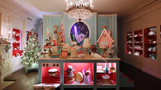 La Casa Blanca presenta un avance de las decoraciones navideñas de esta temporada. La Sala China está decorada para convertirse en la "Tienda de dulces de la Casa Blanca" el 27 de noviembre de 2023. GETTY IMAGES