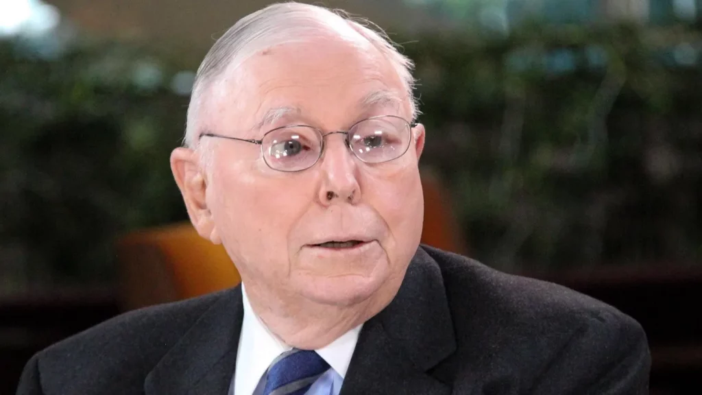 Charlie Munger, vicepresidente de Berkshire Hathaway, en una entrevista el 4 de mayo de 2015 — (Foto de: Lacy O'Toole/CNBC/NBCU Photo Bank/NBCUniversal vía Getty Images) NBCU PHOTO BANK/NBCUNIVERSAL VIA GETTY