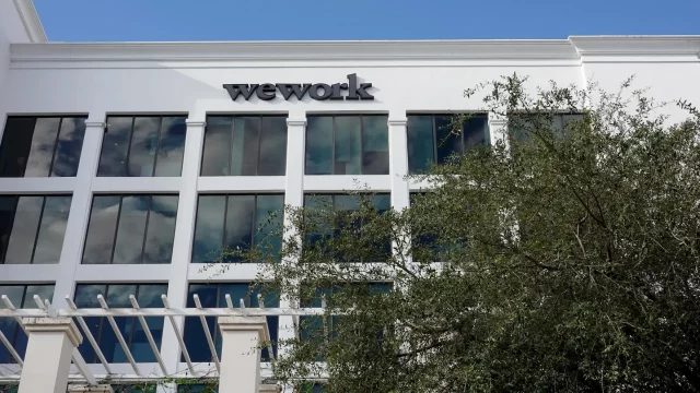 WeWork se declaró en quiebra el lunes, convirtiéndose en la última empresa de alto perfil en quebrar. GETTY IMAGES
