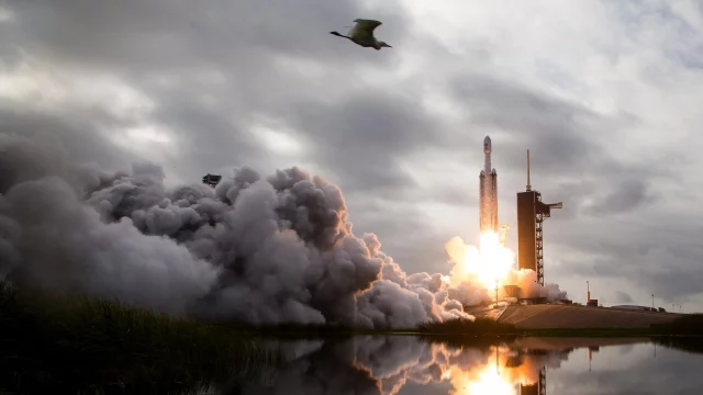 SpaceX, recién llegada a la lista anual de Forbes de las mayores empresas privadas en el puesto 145, lanzó un cohete Falcon Heavy con una nave espacial Psyche a bordo el 13 de octubre de 2023. NASA/AUBREY GEMIGNANI