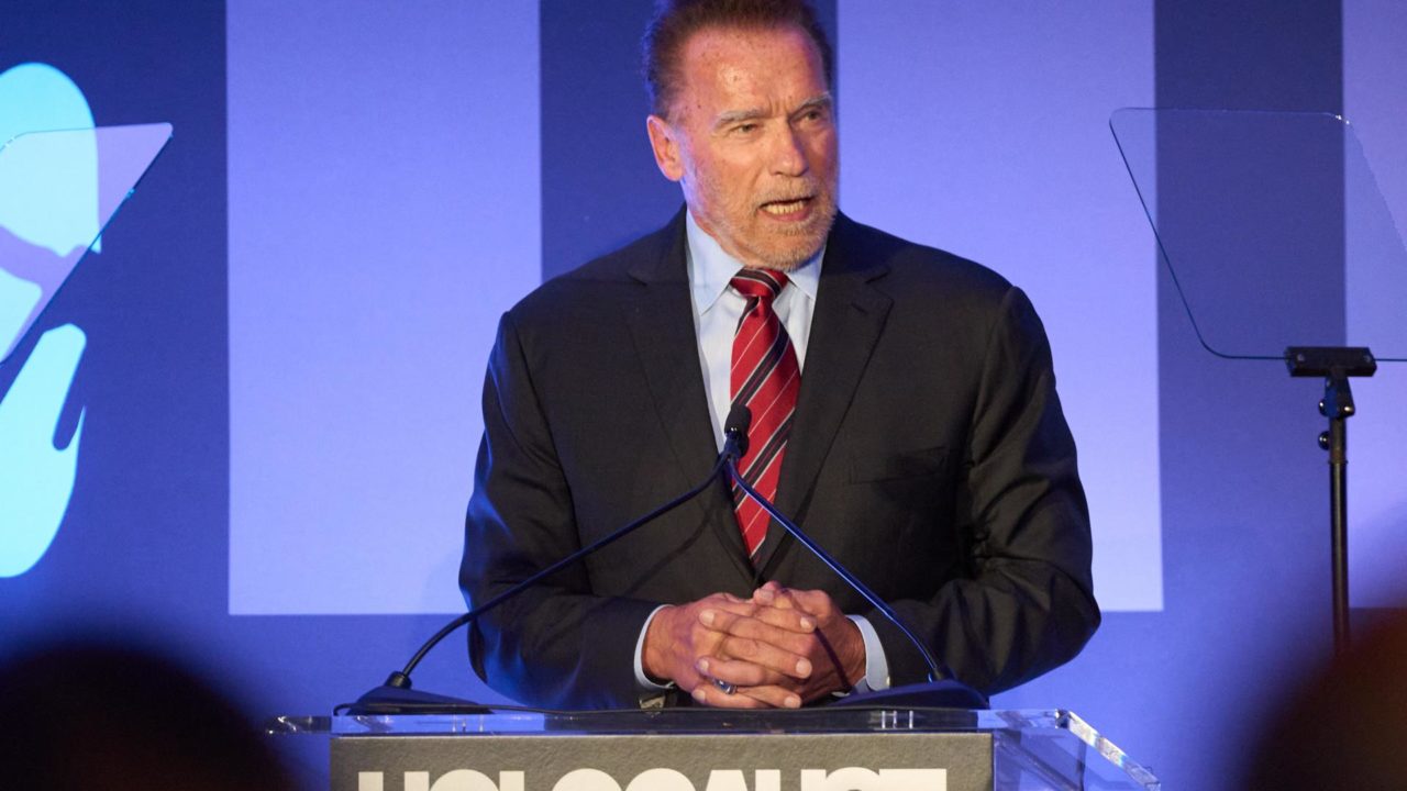 Schwarzenegger evoca su pasado familiar nazi al recibir un premio del Museo del Holocausto