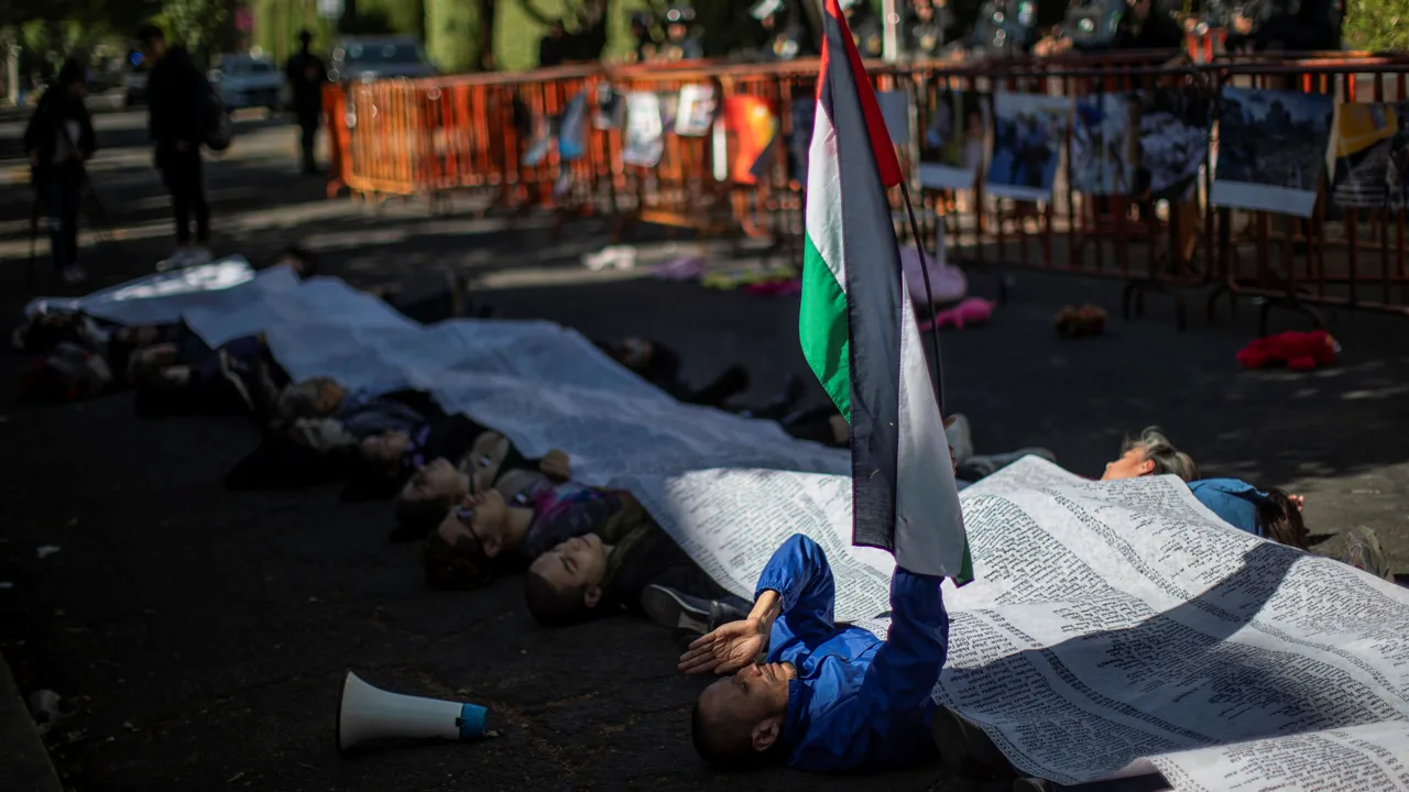 Grupos pro-Palestina exigen fin del ‘genocidio’ ante Embajada israelí en México
