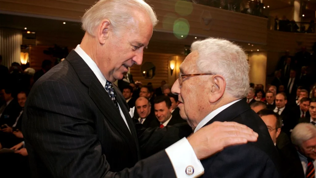 Joe Biden con Henry Kissinger en la 45ª Conferencia de seguridad de Múnich, Alemania, 7 de febrero de 2009. Foto: EFE / EPA / MSC / KAI MOERK / FANDOUT