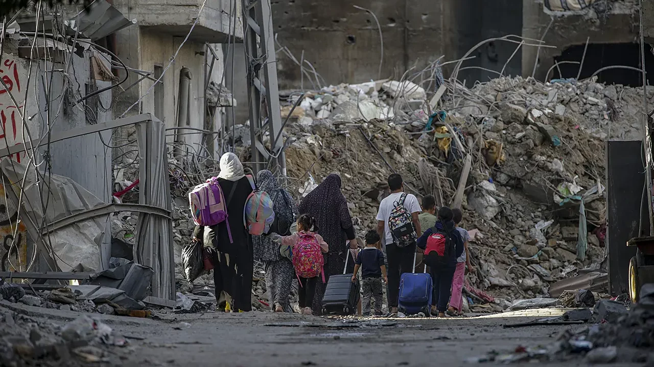 Miles de palestinos abandonan la ciudad de Gaza por temor a la ofensiva israelí