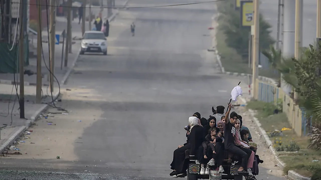 Palestinos vuelven a Gaza desde Egipto: ‘llegó el momento de regresar a nuestra patria’