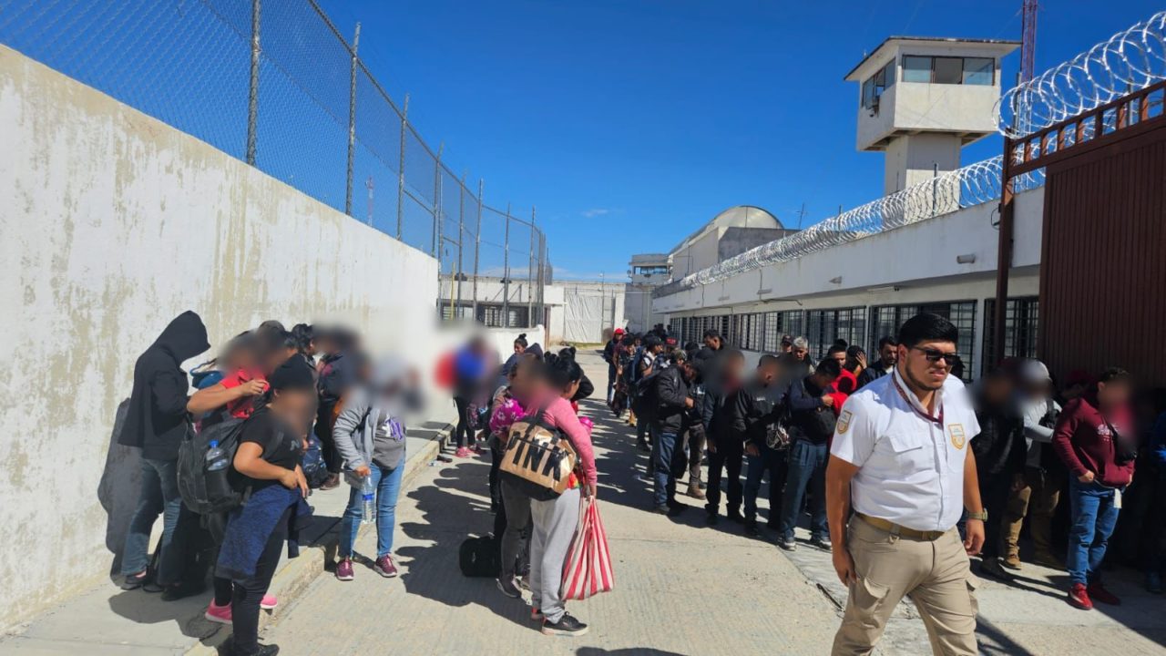 INM reporta hallazgo de 123 migrantes encerrados en un tráiler en Matehuala
