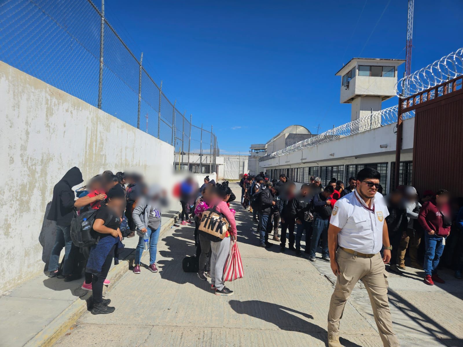 INM reporta hallazgo de 123 migrantes encerrados en un tráiler en Matehuala