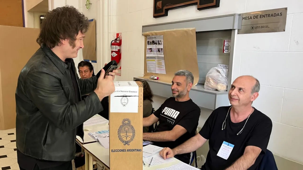 Elecciones Argentina: Milei dice estar tranquilo pese a campaña del miedo de su opositor