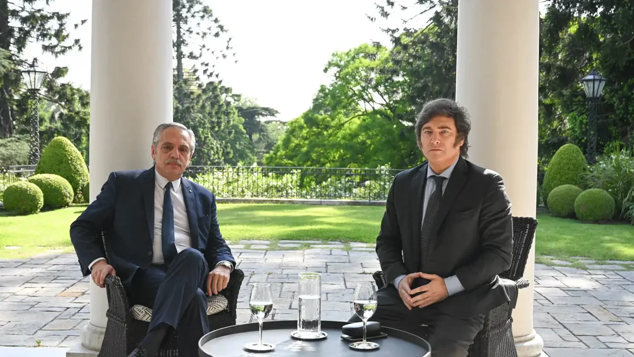 La transición en Argentina comienza con una primera reunión entre Fernández y Milei