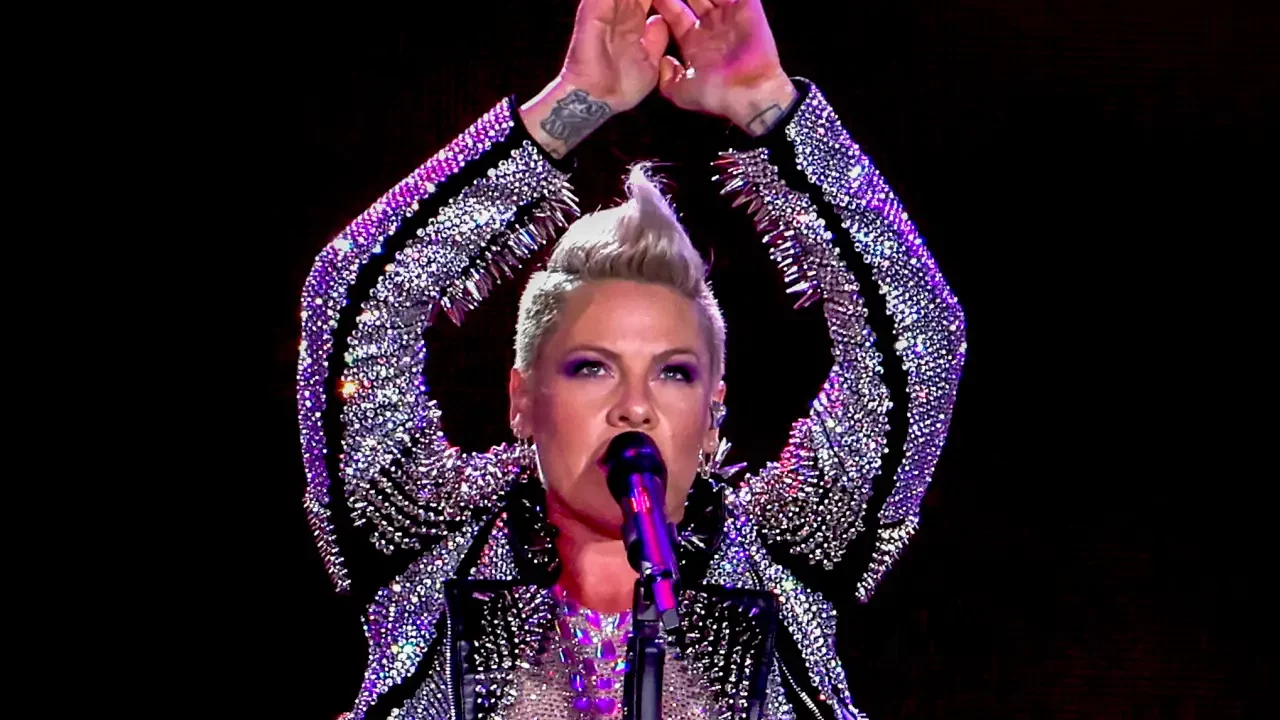 La cantante Pink dona libros prohibidos en su concierto en Florida