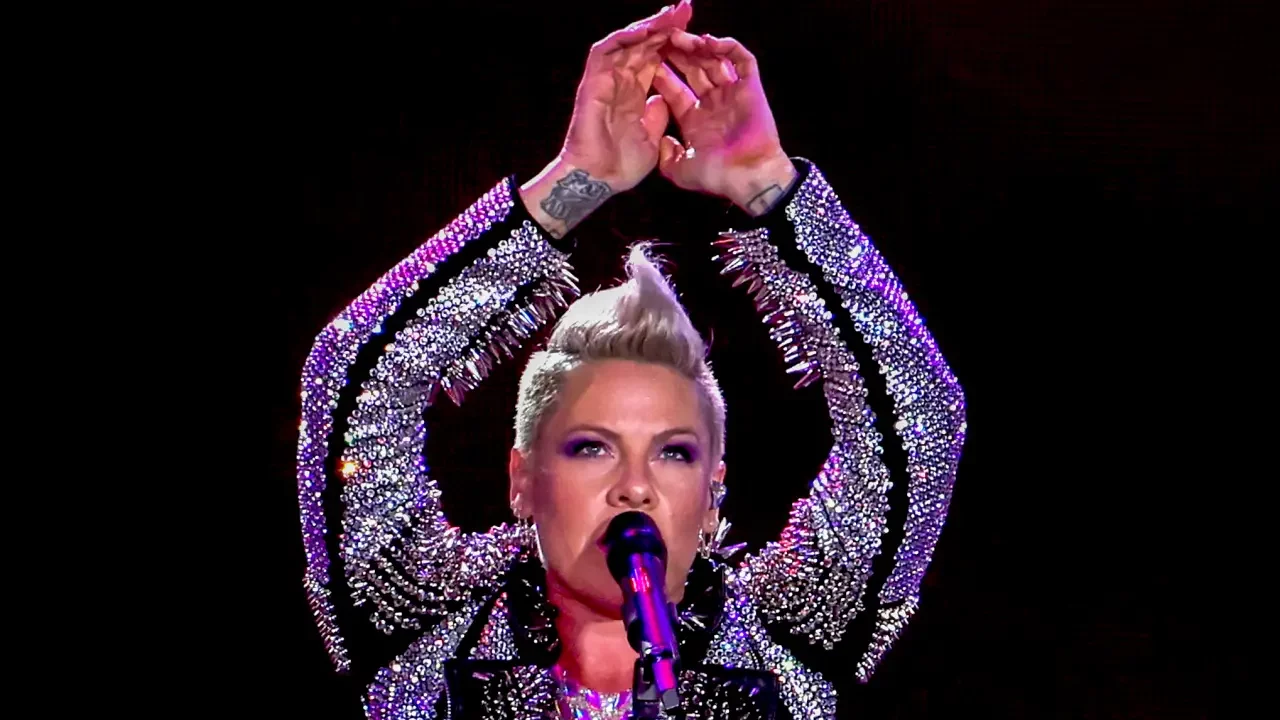 La cantante Pink dona libros prohibidos en su concierto en Florida