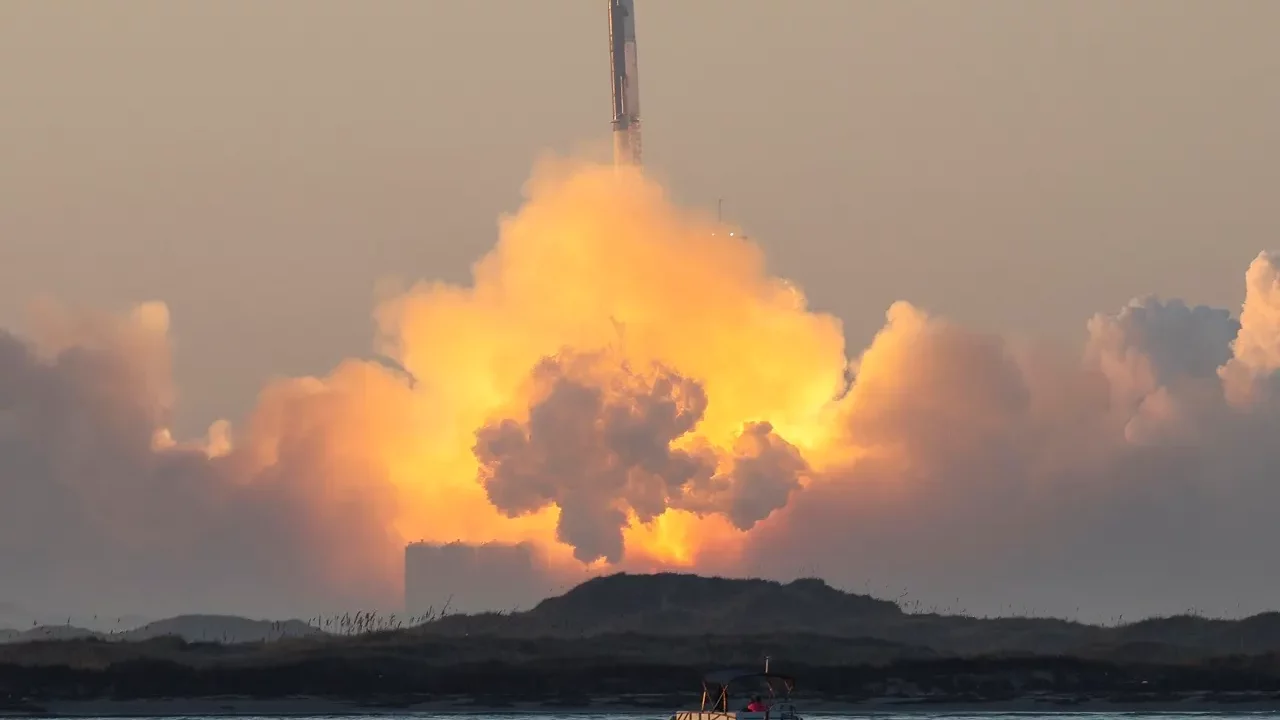 Starship de Space X llega a la órbita terrestre pero cae al agua tras perder combustible
