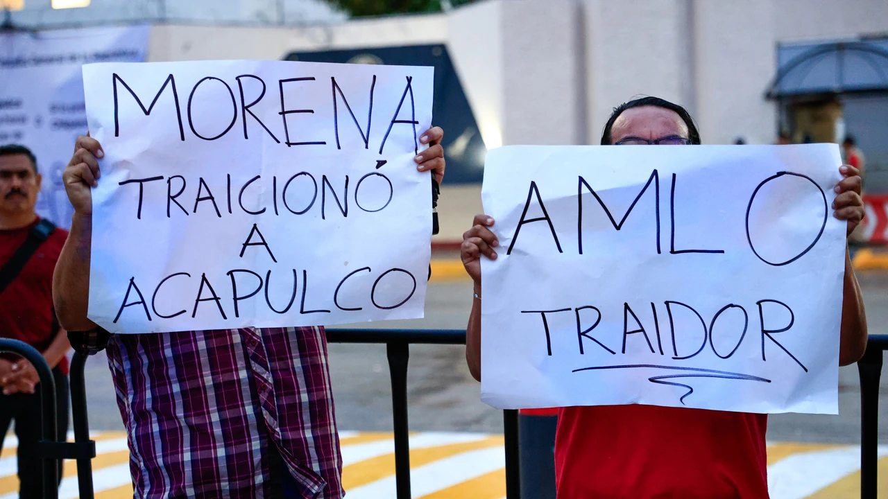 AMLO otra vez promete reconstruir en poco tiempo Acapulco tras Otis en medio de protestas