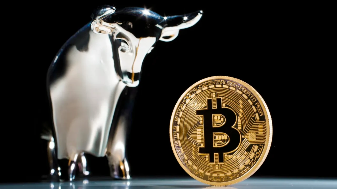 Bitcoin supera los 57,100 dólares, nivel más alto desde diciembre de 2021