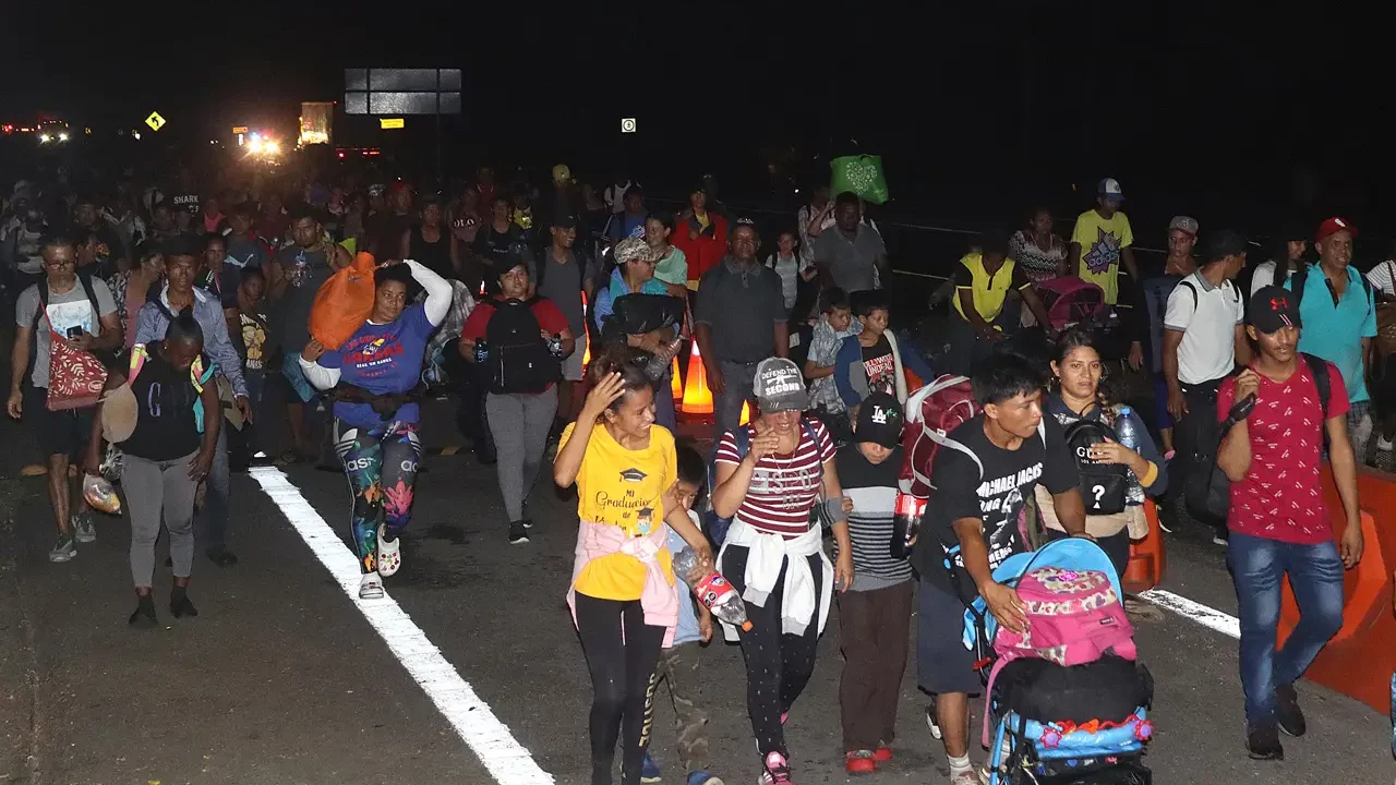 Migrantes bloquean carretera resguardada por la Guardia Nacional