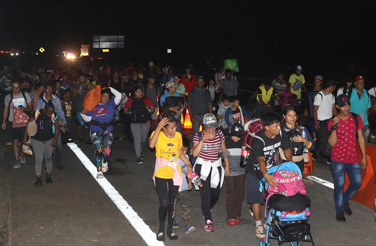 Migrantes bloquean carretera resguardada por la Guardia Nacional