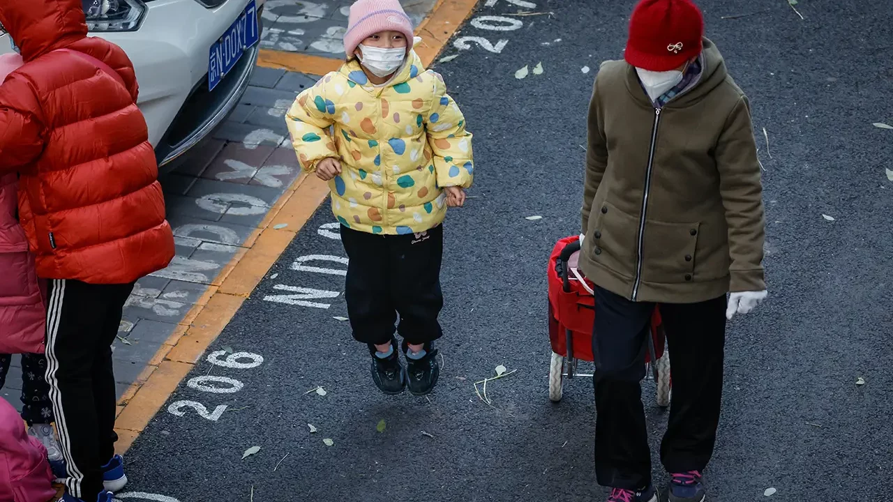 Infecciones respiratorias en China podrían durar dos semanas más: expertos