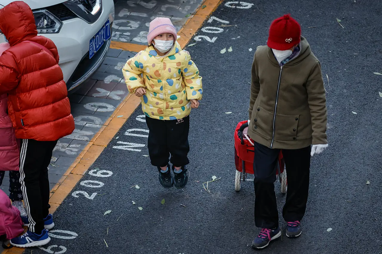 Infecciones respiratorias en China podrían durar dos semanas más: expertos