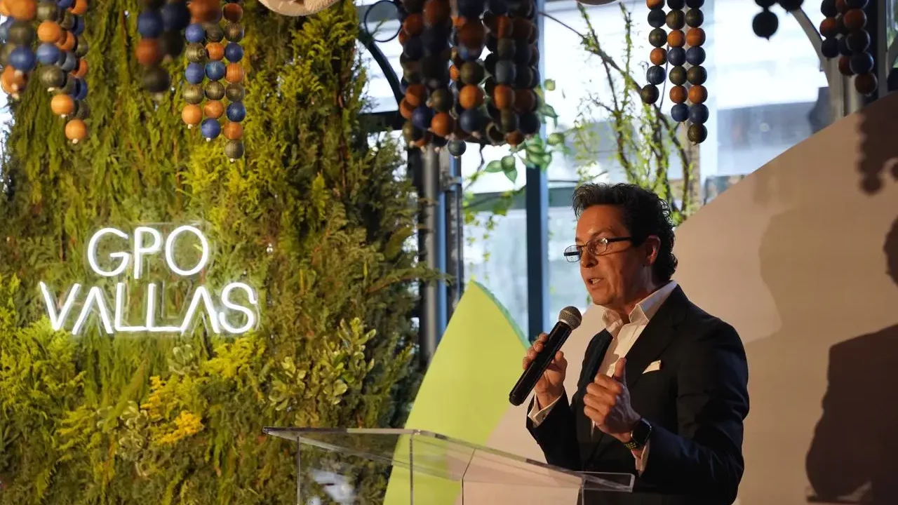 Presentan vallas publicitarias que purifican el aire