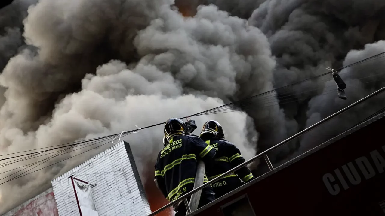 Evacúan a más de 500 personas por incendio en plaza de la CDMX