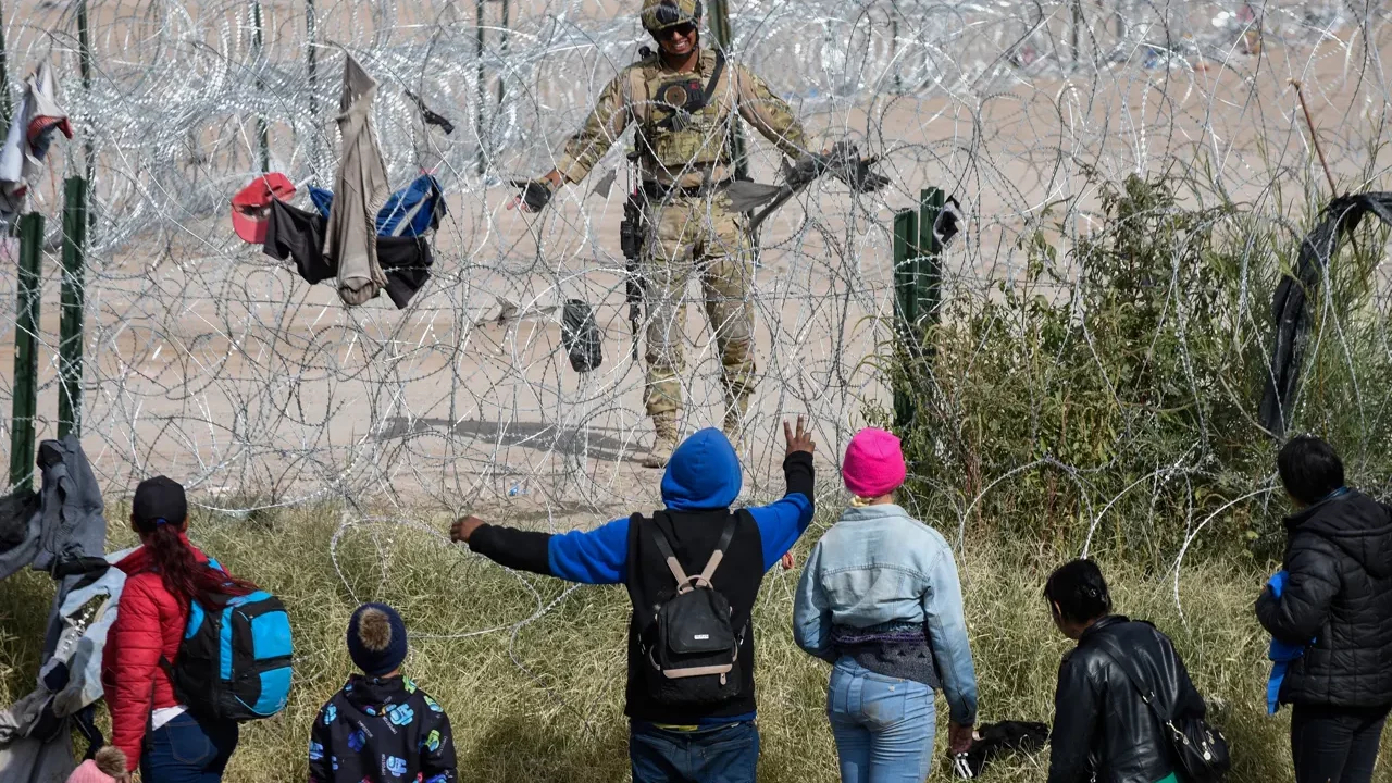 Migrantes quedan varados en río Bravo con temperaturas de 2 grados