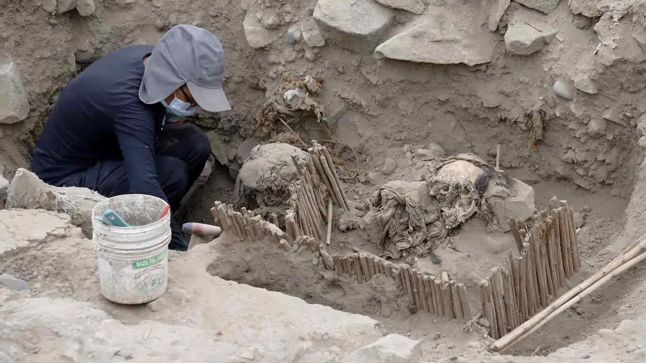 Encuentran 5 momias de 1,000 años de antigüedad en pirámide prehispánica de Perú