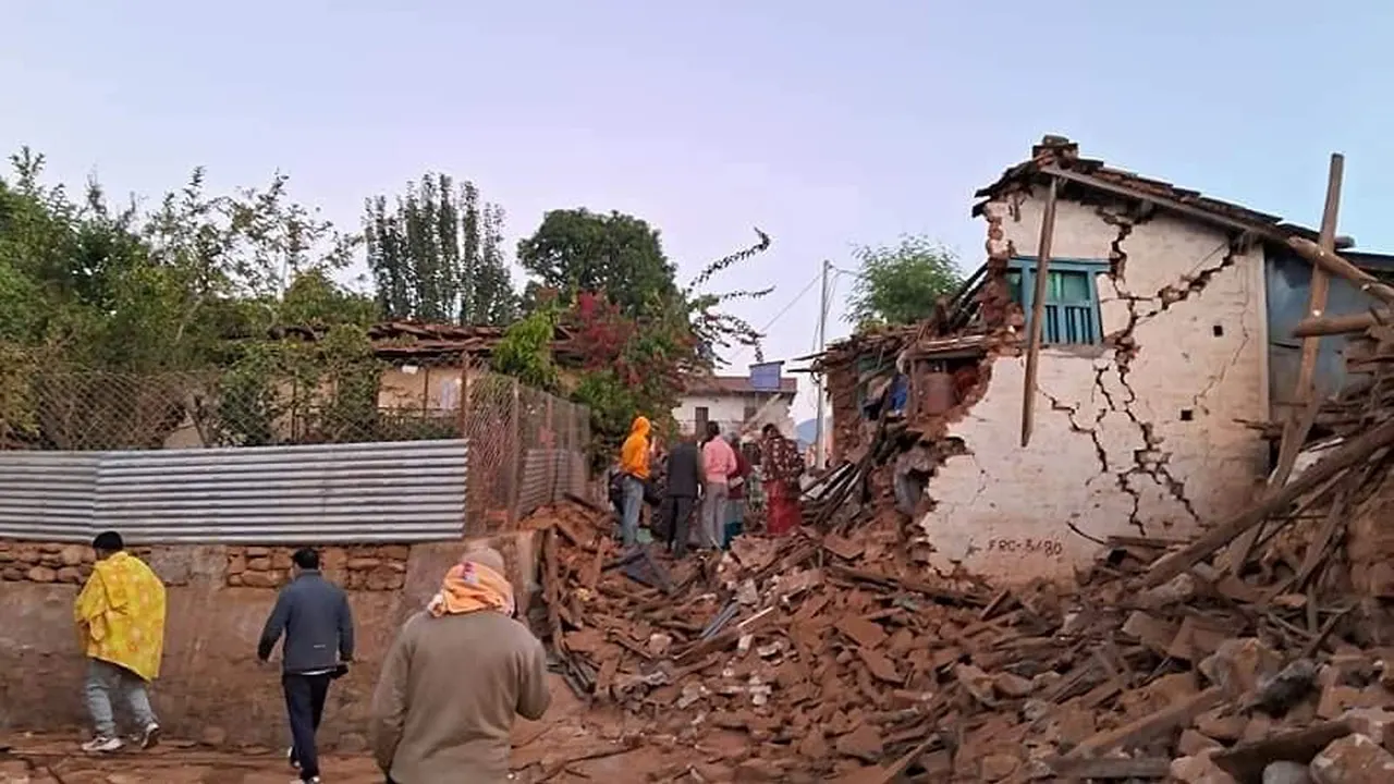 Sube a 157 número de muertos en Nepal tras sismo