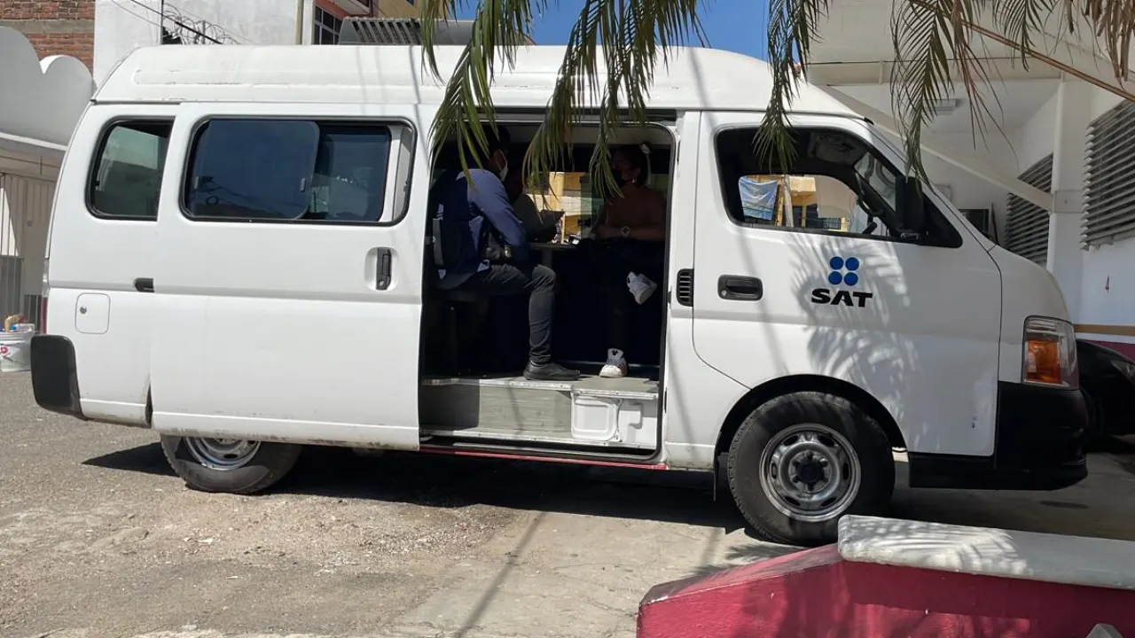 A bordo de camionetas… así es la oficina móvil del SAT para atender en Acapulco