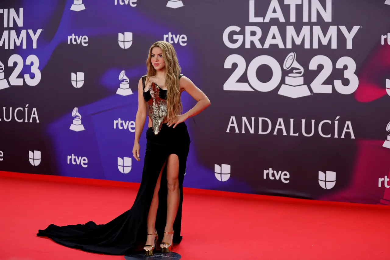 Shakira dedica Latin Grammy al público español por su apoyo ‘en tiempos difíciles’