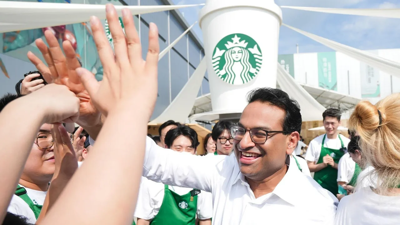 El CEO de Starbucks, Laxman Narasimhan, y su estrategia de ‘reinvención del triple shot’