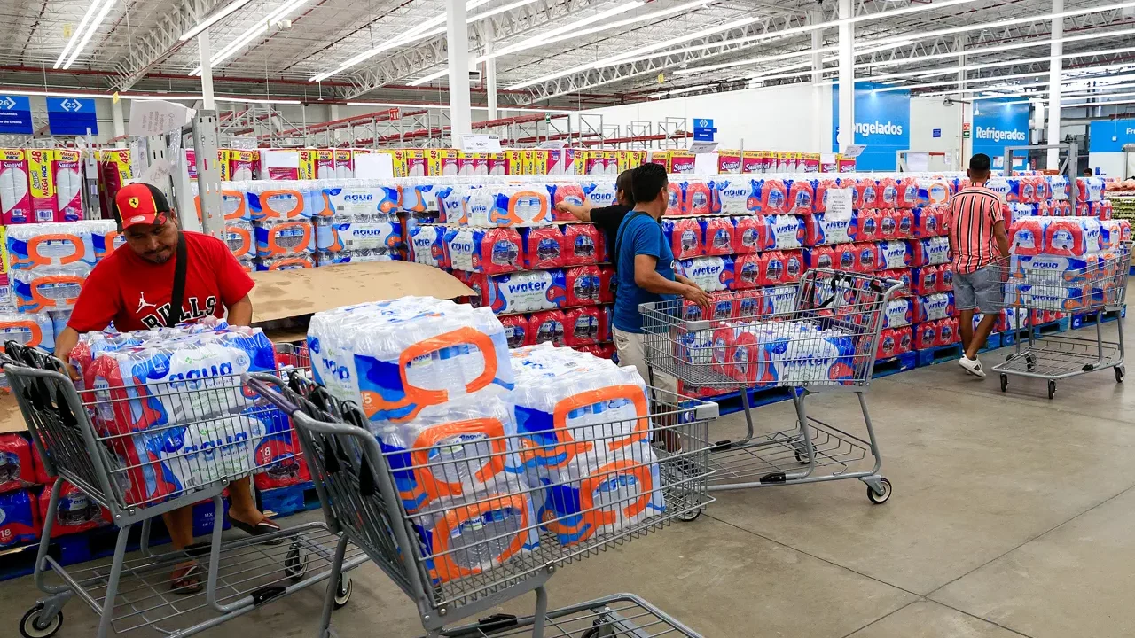 Filas de hasta una hora en supermercados de Acapulco reabiertos