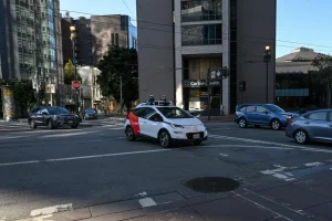 Hace apenas unos meses, coches autónomos Cruise como este deambulaban por las calles de San Francisco. Tras un accidente el 2 de octubre, las autoridades de California revocaron el permiso de funcionamiento de la empresa. ANADOLU A TRAVÉS DE GETTY IMAGES