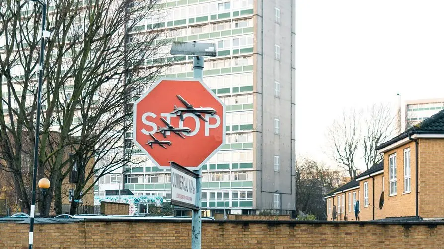 Un hombre se lleva la nueva obra de Banksy en Londres tras confirmar la autoría