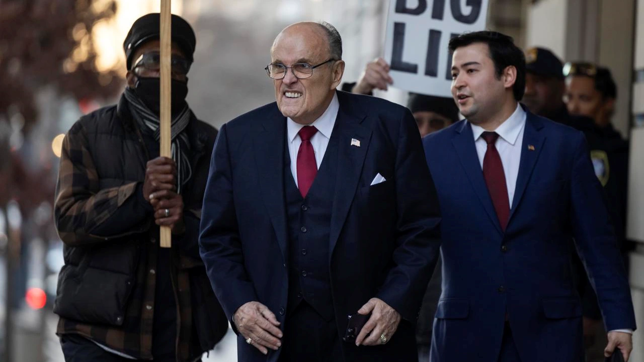 Rudy Giuliani se declara en bancarrota tras su condena millonaria por difamación
