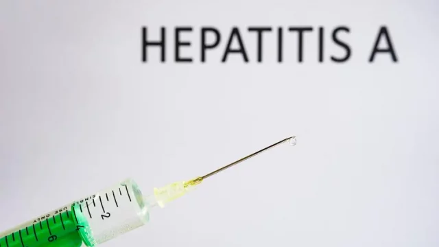 Esta ilustración fotográfica muestra una jeringa desechable con HEPATITIS A escrito en una pizarra blanca detrás. LIGHTROCKET A TRAVÉS DE GETTY IMAGES