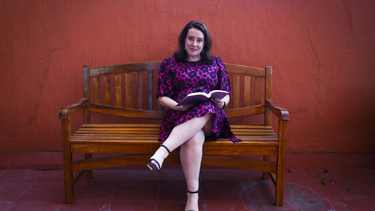 Escritora Julia Quinn compara fascinación por la realeza con las princesas de Disney