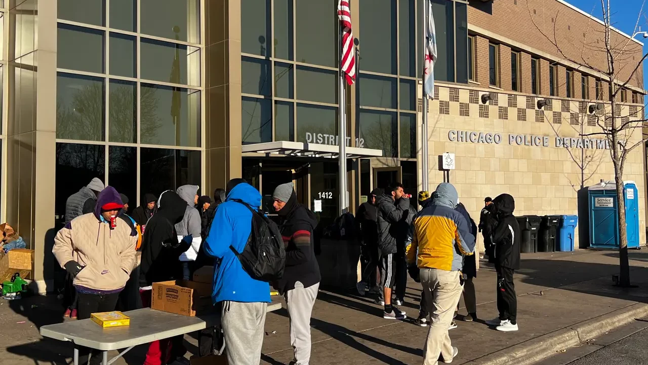 Llegada masiva de migrantes genera crisis humanitaria en Chicago