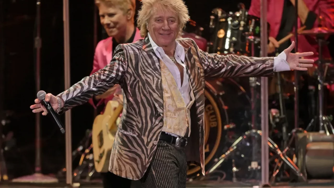 Rod Stewart vende por 80 mdd mansión en Los Ángeles que compró en 12