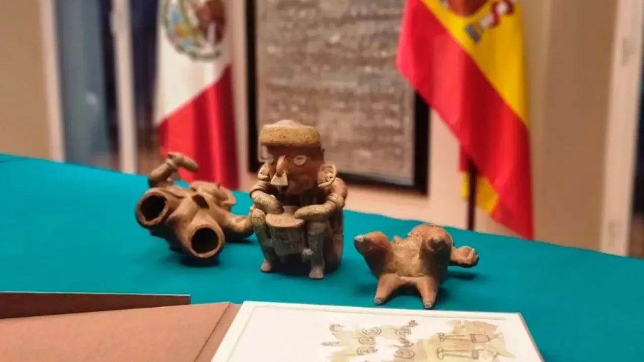 España devuelve 3 piezas arqueológicas a México para patrimonio cultural