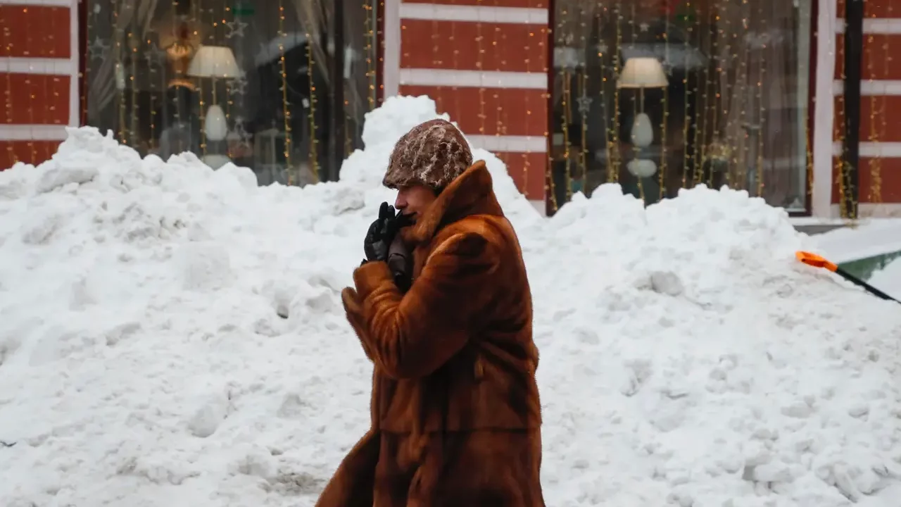 Moscú vive la mayor nevada en casi 150 años y Siberia se prepara para temperaturas bajo cero