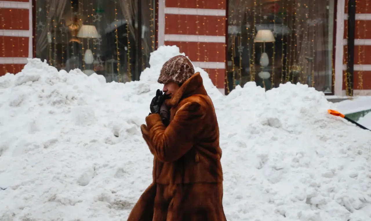 Moscú vive la mayor nevada en casi 150 años y Siberia se prepara para temperaturas bajo cero
