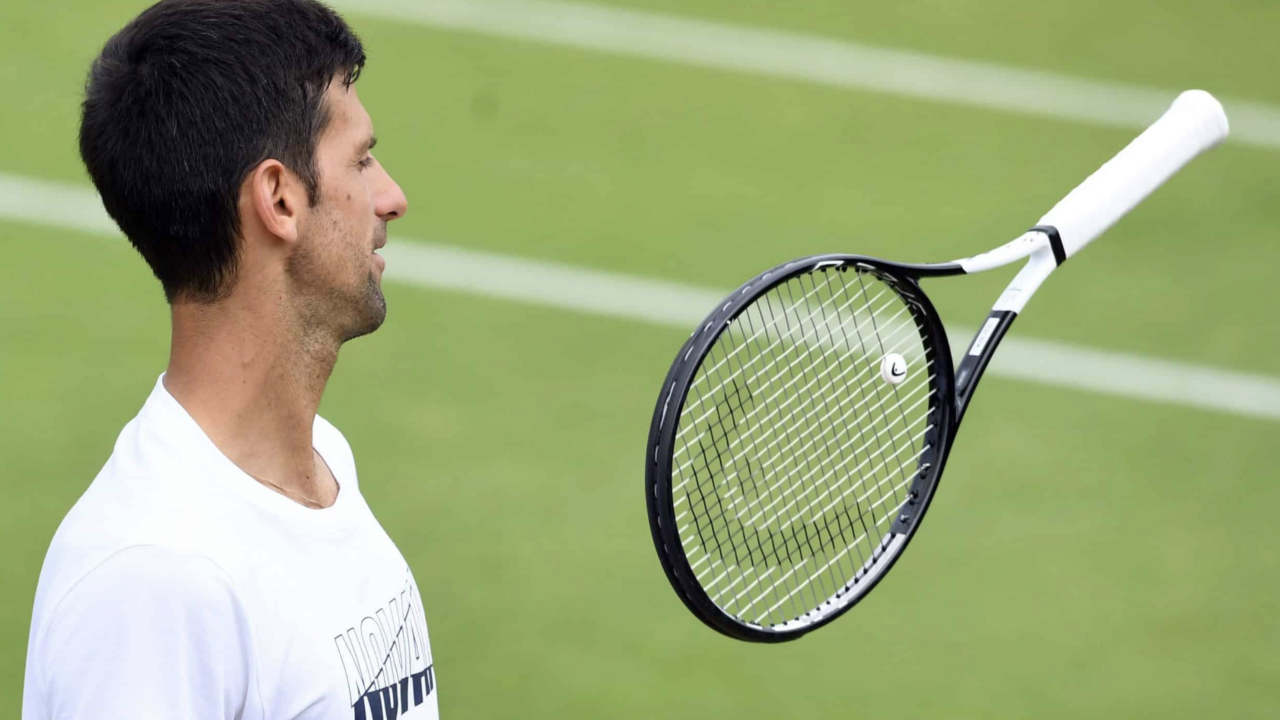 ¿Por qué la raqueta de Novak Djokovic fue subastada en más de 107,000 dólares?